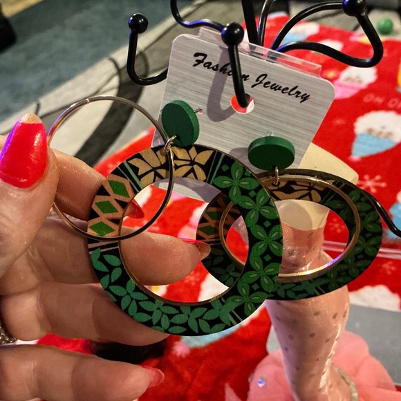 Earrings - Picture 3 of 8